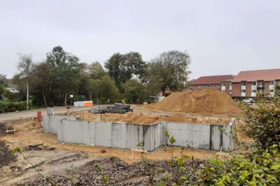 Tonsvis af sand er kørt i hullet på byggegrunden og fundamentet af beton er støbt for at løfte det midterste af de tre punthuse op af det mest våde område. Byrådsmedlem Niels rasmussen (SF) menr at Ringkøbing-Skjern Byråd bør stoppe byggeriet. Foto: Jesper Wind
