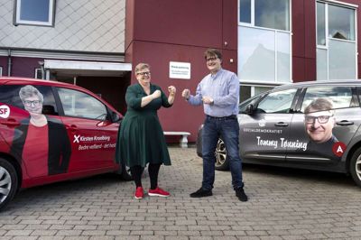 Kirsten Kronborg kører altid i røde biler, så det er kun indpakningen, der er fundet frem til lejligheden på hendes Toyota Aygo. Tommy Tønning har pakket sin Renault Scenic ind i borgmesterbudskabet. Foto: TOm laursen
