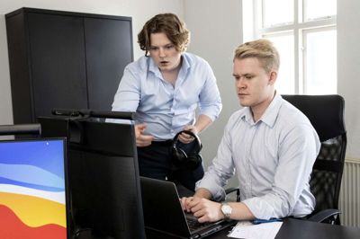 Vinderne af VM i entreprenørskab har lejet sig ind i gågaden efter studietiden. Nu skal der satses på virksomheden. Nicklas Stokholm (t.h.) og Christian Ørum er to af de unge bag virksomheden Bubbles. Foto: Jørn Deleuran