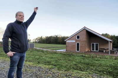 Per Vallentin er ærgerlig over, at Herning Kommune ser ud til at ville tillade en 42 meter høj mobilmast, der skal stå i kanten ved træerne på naboens grund. Mobilmasten kræver en dispensation fra lokalplanen, der skal behandles i byplanudvalget på mandag. Foto: Bo Lundgaard
