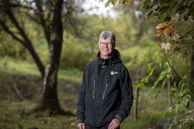 Noget af det bedste ved biolog Søren Brandts job er muligheden for at skabe positive forandringer i kommunens natur til glæde for borgerne og biodiversiteten, synes han. Foto: Tom Laursen