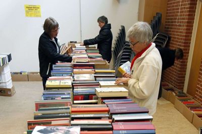 Videbæk Bibliotek sælger ud af de gamle materialer for at skaffe plads til nye bøger på hylderne. Foto: Tom Laursen