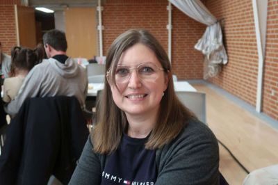 Karina Pedersen, Feldborg, 45 år, tre børn på 16, 12 og 8:
- Det betyder rigtigt meget for mig. Det er den del af politikken, jeg lægger mest vægt på. Jeg har fokus på specialskolerne, som er hårdt ramt af besparelser. Det har jeg hørt fra nogle kolleger, og det er en udvikling, der ikke kan fortsætte. Folk kommer i klemme. Det er svært at sætte sig ind i det kommunalpolitiske, men det skyldes min egen dovenskab. Jeg er ikke tro mod det, jeg stemmer landspolitisk, men det er svært at finde en person at stemme på.
Foto: Henrik Lind Jørgensen