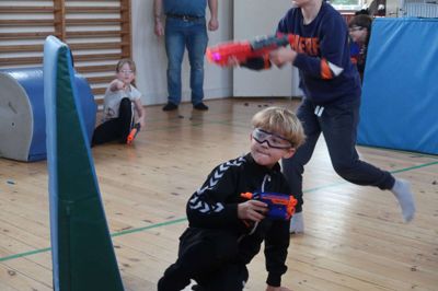 Det handler om den rette taktik, når der er Nerf-kamp. Nogle gange skal man gemme sig - andre gange angribe. Hvis man bliver ramt, skal man stå stille i 10 sekunder. Foto: Henrik Lind Jørgensen