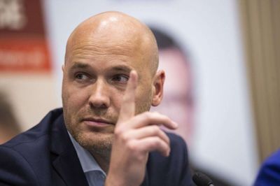 - Sygeplejerskerne satte deres liv på spil, da de stod i forreste række, da covid-19 ramte os. Det skal vi huske, svarede regionrådsformand Anders Kühnau (S), da sygeplejerskernes korpsånd kom til debat. Foto: Jørn Deleuran