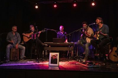 Casper Rækjær, Lasse Dürr, Jens Ottosen, Christian Graugaard og Morten Andreasen agerede husorkester - med billedet af Kent Hansen foran. Foto: Jørn Deleuran
