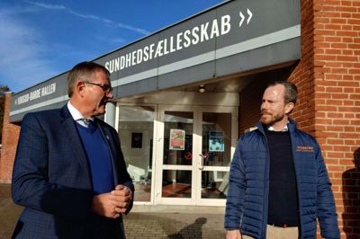 Tirsdag gæstede Venstres formand, Jakob Ellemann-Jensen (t.h.), Vorgod Lægehus, hvor læge Brian Nørregaard begejstret fortalte om de muligheder, et lokalt lægehus har. Venstre-formanden lovpriste løsningen og kaldte regeringens udspil om nærhospitaler valggas, og den udlægning er borgmester Hans Østergaard (V) - her ved hans side - enig i, hvis ikke indholdet er andet end blodprøver og røntgenbilleder. Foto: Jens Kristian Lynderup