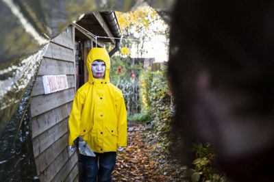 I år har Pia Vøgg været meget inspireret af filmen »It«. som er en filmatisering af Stephen Kings roman, der omhandler den skræmmende klovn Pennywise. Her hænger filmens Georgie, som har et ubehageligt møde med klovnen. Foto: Jørn Deleuran