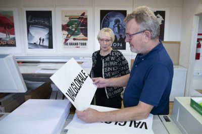 Valget fylder meget hos GRC/Trykstuen A/S på Platanvej. Bogtrykker Ulla de Wolff og grafiker Torben Smedegaard kigger noget af materialet igennem. Foto: Tom Laursen