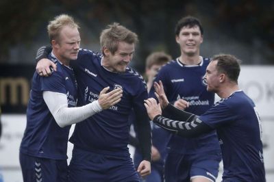 Vildbjerg SF spiller normalt også i gult men måtte have udebanetrøjerne med til Aulum. Her ses spillerne ved målet til 1-0. Foto: Henrik Ole Jensen