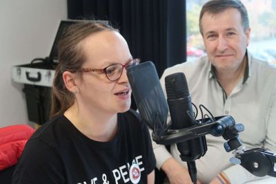 Anita Lund Kjær er i gang med optagelsen af en podcast. Til højre for SF’eren sidder Enhedslistens Per Møller Jacobsen. Foto: Henrik Lind Jørgensen