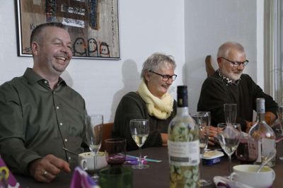 Stemningen var allerede fra begyndelsen god. Fra venstre er det vært Anders Laursen og gæsterne Edel og Erling Kristensen. Foto: Henrik Ole Jensen