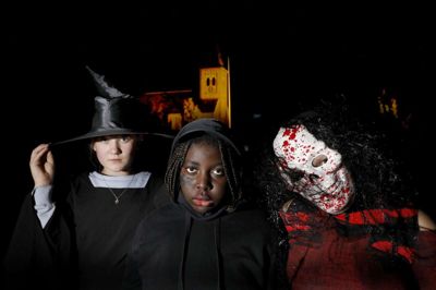 Igen i år stod landsbyens børn i spidsen for et vellykket halloween-arrangement i Gludsted. Her ses de tre »skræmmere« Nina Bak Jacobsen (t.v.), Marie Dybdal og Lærke Middelskov. Foto: Henrik Ole Jensen