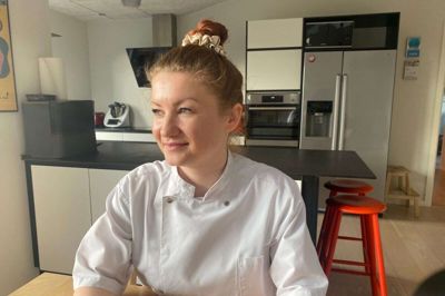 Paulina Kaminska bærer stadig sin kokkejakke med stolthed, når hun i hjemmet i Lind kreerer specialdesignet kager til kunder i sin virksomhed, bamsekage.dk Foto: Patrick Solberg
