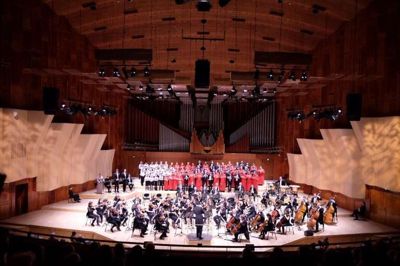 Herning Kirkes Drengekor som en del af en stort opsat koncert på en af landets fremmeste scener. De rødklædte sangere er fra Roskilde, de øvrige er fra Herning. Foto: Copenhagen Phil/Henrik Overgaard Kristensen