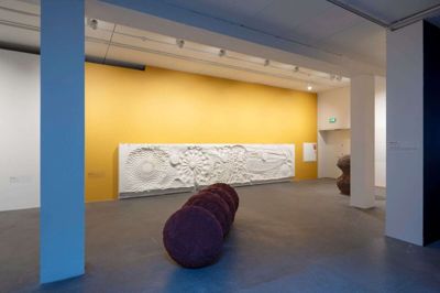 René Schmidt, deltagende kunster i den kunstneriske skov og alternative skulpturpark Deep Forest Art Land og kunstnerisk leder samme sted, sætter et stort aftryk på udstillingen »Naturen taler«, som kan opleves på Sorø Kunstmuseum året ud. Foto: Sorø Kunstmuseum
