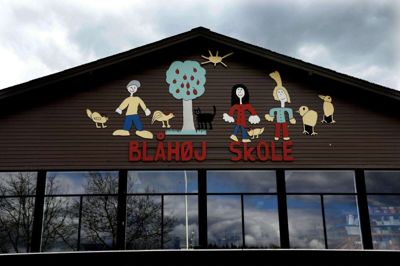 Der mangler såmænd bare tre bogstaver, og Blåhøj Skole er blevet til Blåhøj Friskole. Der er dog en række krav, der skal opfyldes, og her er tidsfristen overskredet, så man ikke kan nå at etablere en friskole med udgangen af dette skoleår. Derfor anmoder arbejdsgruppen om, at der bevares en kommunal folkeskole i Blåhøj næste skoleår med. Foto: Tom Laursen