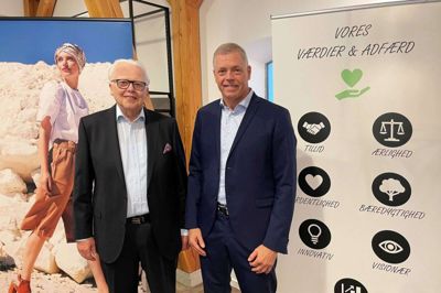 Svend Aage Færch Nielsen (t.h.) overtager formandsposten fra Niels Laurits Thygesen i familiefirmaet. Foto: PR-Foto