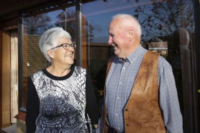Lydia og Aage Poulsen i Simmelkær har i morgen været gift 60 år - samme dag fylder hun 80 år. Parret er glade for at bo i den lille by, hvor de har gode naboer og venner. Alderen spekulerer de ikke på, men er taknemmelige over at de har et godt helbred. Foto: Jørn Deleuran
