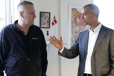 Da den socialdemokratiske udlændinge- og integrations-minister Mattias Tesfaye (t.h.) 27. september var på erfaringsudvekslingsmøde hos Bording Erhvervsforening, lovede han at oprette en lokalt forankret tryghedsgruppe, der skal arbejde med løsninger på de problemer, der følger med naboskabet til Udrejsecenter Kærshovedgård. Tirsdag 2. november var det planen at holde konstituerende møde i gruppen, men så langt nåede man ikke. Foreløbig er sagen endt i et kommissorium, som forventes at munde ud i noget mere konkret om en måneds tid. Måske er der i mellemtiden fundet penge til at drive tryghedsgruppens aktiviteter. Foto: Henrik Ole Jensen