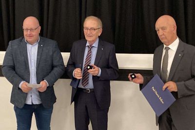 Arne Lund Thomsen (t.h.) og Svend Åge Andreasen (i.m.) blev meget overraskede og rørte over overraskelsen. Det var præsident for Videbæk Rotary Torben Pradsgaard, der overrakte hædersbeviset. Foto: Privatfoto