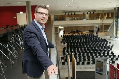 Momme Mailund kalder det urimeligt, at nogle unge skal sendes til et andet gymnasium eller finde en anden ungdomsuddannelse, når der er plads på gymnasiet i Herning, hvor han er rektor. Han håber, undervisningsminister Pernille Rosenkrantz-Theil (S) griber ind, som hun har gjort det ved en lignende sag i Skanderborg. foto: Flemming Hansen