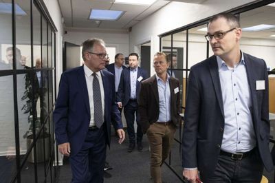 40 deltagere var med til sæsonens første udgave af Tidlig Tirsdag, hvor bankdirektør Jan Ulsø Madsen (t.v.) viste rundt i Vestjysk Banks hovedkontor i Herning. Foto: Jørn Deleuran