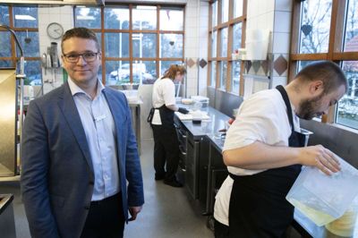 Jakob Beck Wätje konstaterer, at mange restauratører enten har ændret i lukke- tiderne eller har skruet ned for udvalget. Foto: Martin Ballund