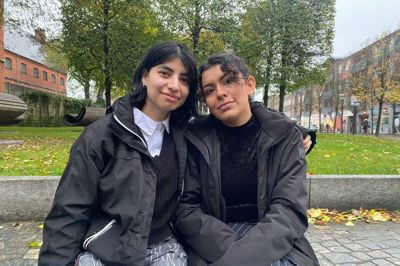 Wendy Hoffbeck til (tv) og Lauren Loera Mendoza (th) er glade for hinanden. Det er første gang, at de har kunne være åbne og ærlige overfor en anden person. Foto: Patrick Solberg