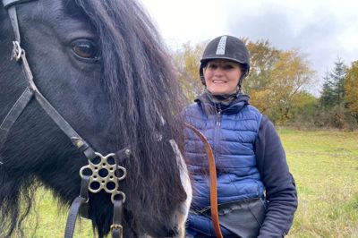 Jane Marie Højbjerg Jensen med sin hest Tsarina er de eneste to i Herning, der dyrker sportsgrenen Horseback Archery.