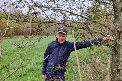 For nogle år siden plantede landmand Jens Peder Bendtsen nogle felter med træer på et engareal. Det gav ham mod til at tage endnu mere dårlig landbrugsjord ud af produktionen og lægge det om i skov. Nu har han for anden gang en ansøgning liggende hos Landsbrugsstyrelsen. Samlet kommer han med de to ansøgninger op på 5,8 hektar skov ud af de 155 hektar agerjord han driver. Vildtet og klimaet er vindere, og økonomisk kan det ikke ses i regnskabet. Foto: Jens Kristian Lynderup