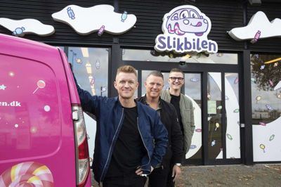 Trip, trap, træsko - Mikkel, Daniel og Lasse Salling Petersen driver i fællesskab virksomheden Slikbilen, der sørger for at bringe slik-favoritter ud til hele landet. Dog ikke i den lyserøde slikbil - de fleste ordrer tager GLS sig af. De kommer forbi to gange om dagen. - Vi har oplevet, at vi fyldte en GLS-bil. Han kunne ikke have det hele med, griner Daniel Salling Petersen. Foto: Jørn Deleuran