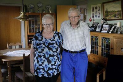 Ikke nok med at det er 60 år siden, at parret i dag blev gift; det er også 60 år siden, de overtog Svalegården, som deres søn nu driver videre. - Vi har aldrig tænkt på at flytte fra gården. Men vi er i den alder, hvor vi er begyndt at tale om det, men vi bliver ikke nemme at få herfra, fastslår Verner Madsen. Foto: Henrik Ole Jensen
