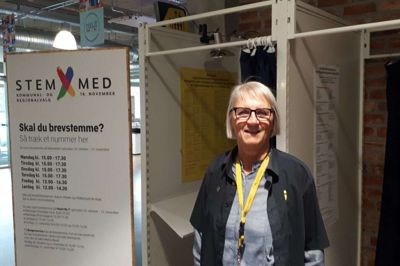Vera Daugaard ved de to stemmebokse, der er opstillet på biblioteket. Foto: Henrik Øster-Jørgensen