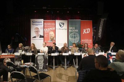 Fra venstre i panelet ses Emma Thorup Jacobsen (SF), Elisabeth Victoria Muhlig (Frihedslisten), Lotte Stoltenborg (FL), Simon Vanggaard (DF), Ib Lauritsen (V), Kasper Pauli Pedersen (S), Annette Mosegaard (K), Charlotte Kold (EL), Jens Erik Skals (KD) og Bruno Ostenfeldt Jensen (NB). Foto: Henrik Ole Jensen