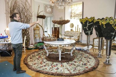 Det er ikke hver dag, at man får lov til at bruge et Flora Danica-stel i sin udstilling, men det får blomsterkunstner Johnny Haugaard lov til i sin juleudstilling på Schackenborg Slot. Stellet kommer til senere. Foto: Jørn Deleuran