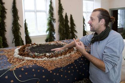 Der er altid gang i blomsterkunstneren Johnny Haugaard, og nu er han blevet bestilt til at lave en udstilling i Thy. Her ses han under udsmykningen af Schackenborg Slot i Møgeltønder i november 2021. Foto: Jørn Deleuran