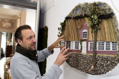 Blomstermanden Johnny Haugaard fra Herning har efter flere dages pres fået lov til at genåbne udstillingen i Hurup. De indviklede brandregler bliver nu en sag for politikerne i Folketinget. Foto: Jørn Deleuran