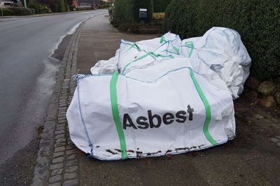 Sække - eller big bags - som denne kan bestilles direkte til en adresse, hvor der eksempelvis nedtages asbestholdige tagplader. Ved at placere pladerne direkte i sækkene kan man minimere antallet af gange, mennesker kommer i nærkontakt med det sundhedsskadelige stof asbest. Når sækkene er fyldt, bliver de afhentet og kørt direkte til korrekt affaldsbehandling. Da systemet med sække blev indført sidste år, skete det til en kunstig lav opstartspris for brugerne, så resten af regningen blev betalt af fællesskabet. Nu reguleres priserne pr. big bag, så brugerbetalingen bliver større. Foto: Thomas Vang Nielsen