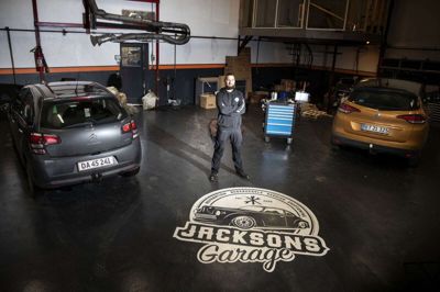 Onsdag inviterer automekaniker Jackie Pedersen første gang til »Open Garage« for unge og deres scootere. Fremover er det den anden onsdag i hver måned. Han er også blevet opfordret til at holde en aften kun for kvinder, »Kvinde kend din bil«. - Så det kommer vi også til at holde, og måske på et senere tidspunkt en aften med biler og unge. Men det er ikke planlagt endnu, siger han. Jackson’s Garage i Haunstrup servicerer en blanding mellem hverdagsbiler og muskelbiler - og så har han specialiseret sig i at servicere Audi og VW. Foto: Tom Laursen