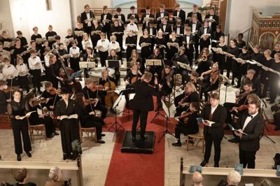 Dirigent Morten Ryelund skulle forene to kor, et orkester, fire solister og en mytisk dødsmesse søndag eftermiddag i Herning Kirke. Foto: Jørn Deleuran