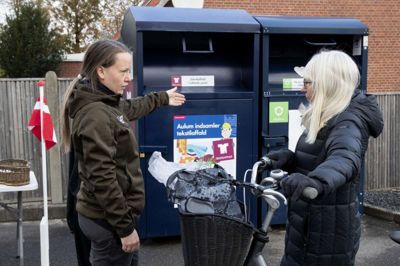 Miljøformidler Trine Munck fra Herning Kommunes genbrugs- og affaldsafdeling fortæller Mona Lauridsen om princippet for at sortere det aflagte tøj. Foto: JØrn Deleuran