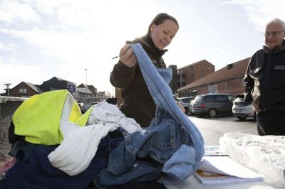 Trine Muncks trøje, der bare er blevet lidt for lille, kan sagtens blive afleveret til genbrug og solgt videre. Det gavner både klimaet og velgørenheden. Foto: Jørn Deleuran