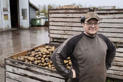 - Det ville muligvis være 10 gange nemmere at tjene sine penge ved alt muligt andet, men det ville helt sikkert ikke være ligeså sjovt. Det er min hobby, arbejde og livsstil, der smelter sammen, siger Simon Bækgaard Christensen, der er blandt de fire finalister til at blive kåret som »Årets unge landmand«. Foto: Jørn Deleuran