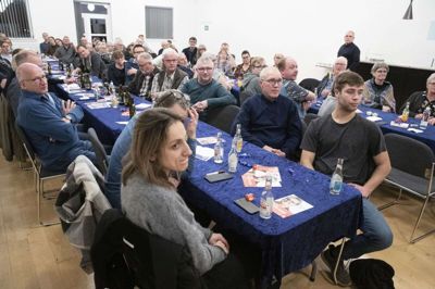 De 70 deltagere ved valgmødet i Fasterholt Forsamlingshus fik også en kort visit fra borgmester-kandidaterne Dorte West (V) og Tommy Tønning (S). Foto: Tom Laursen