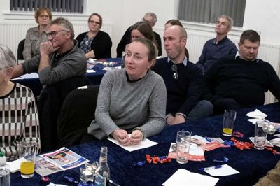 Lisbeth Kronenberg i den grå trøje var en af 70 vælgere, der tirsdag aften mødte fem lokale kandidater til Herning Byråd i Fasterholt Forsamlingshus. Hun rejste spørgsmålet om et af landsbyernes store problemer: Mobilitet og kollektiv trafik. Foto: Tom Laursen