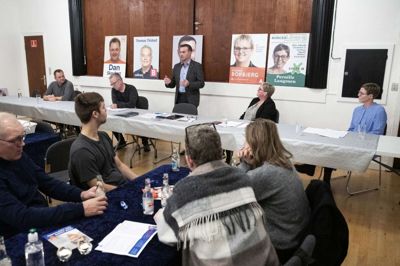 Panelet af fem lokale kandidater i Fasterholt Forsamlingshus. Fra venstre er det Dan Skovlyst (DF), Thomas Thisted (R), Anders Madsen (V), Winnie Borbjerg (S) og Pernille Laugesen (BL). Foto: Tom Laursen