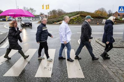 Abbey Road eller Hovedgaden i Skarrild? Fra venstre er det Kristina Taaning (R), Thomas Thisted (R), Mikael de Fries Jensen (NB), Niels Erik Raaballe (NB) og Ann Hovmøller (V), som er de lokale kandidater fra Skarrild Sogn. Foto: Jørn Deleuran