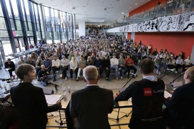 Paneldebatten på Herning Gymnasium gik for det meste af tiden på unge og uddannelse og den grønne omstilling. Foto: Henrik Ole Jensen
