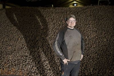 »Simon er en passioneret og yderst dygtig og ihærdig landmand. Han skaber en virksomhed, hvor der tænkes rationelt med fokus på personale og bundlinje«, stod der blandt andet i indstillingen af Simon Bækgaard Christensen. Foto: Jørn Deleuran